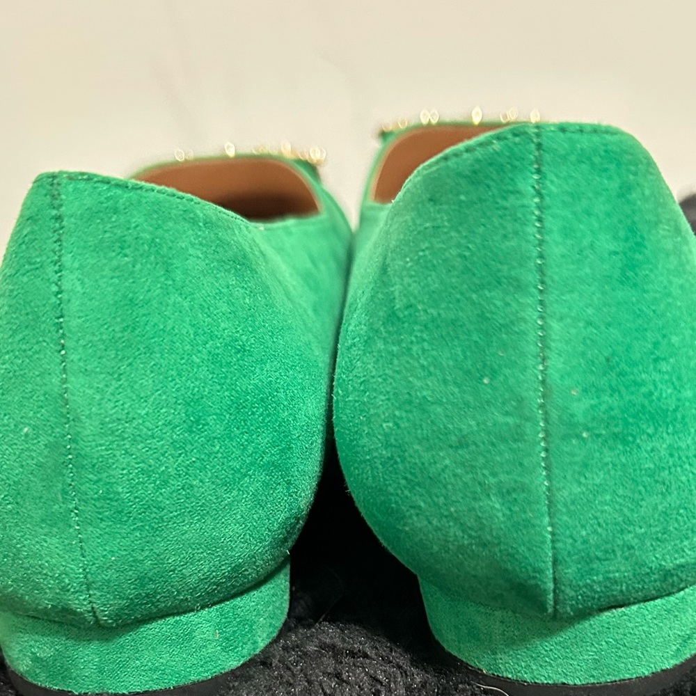 NWT Chic Green Flats with Gold Detailing - Picture 4 of 5